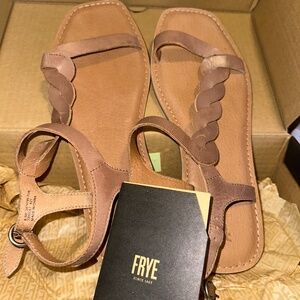 NWOT Frye Sydney Braid sandal